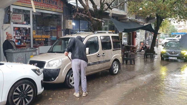Elazığ Palu'da sağanağı fırsat bilen bir şahıs aracını köpükleyerek yıkadı