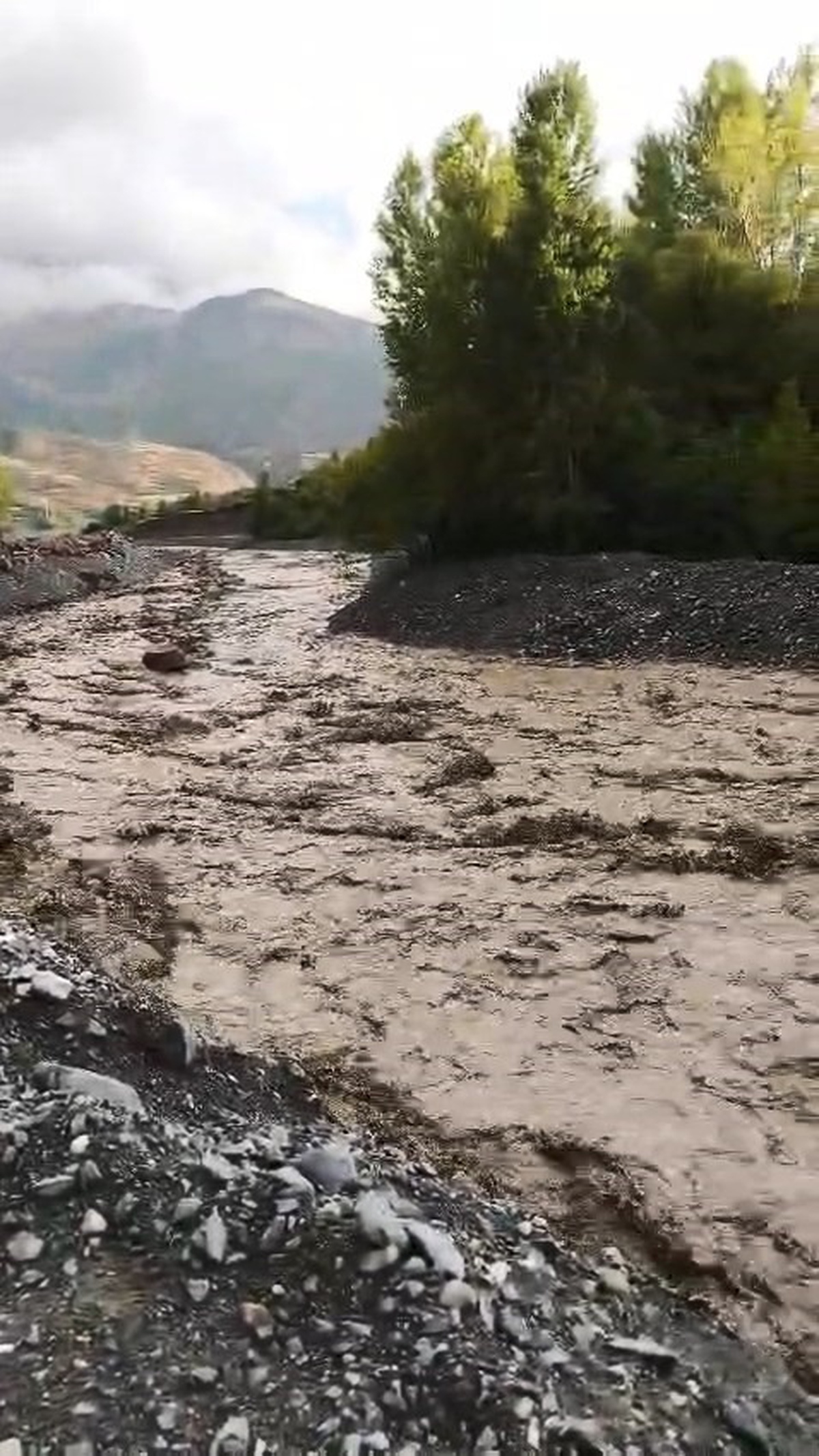 Elazığ Palu\'da sel Gökdere ve Gemtepe köylerinde yolları kullanılamaz hale getirdi