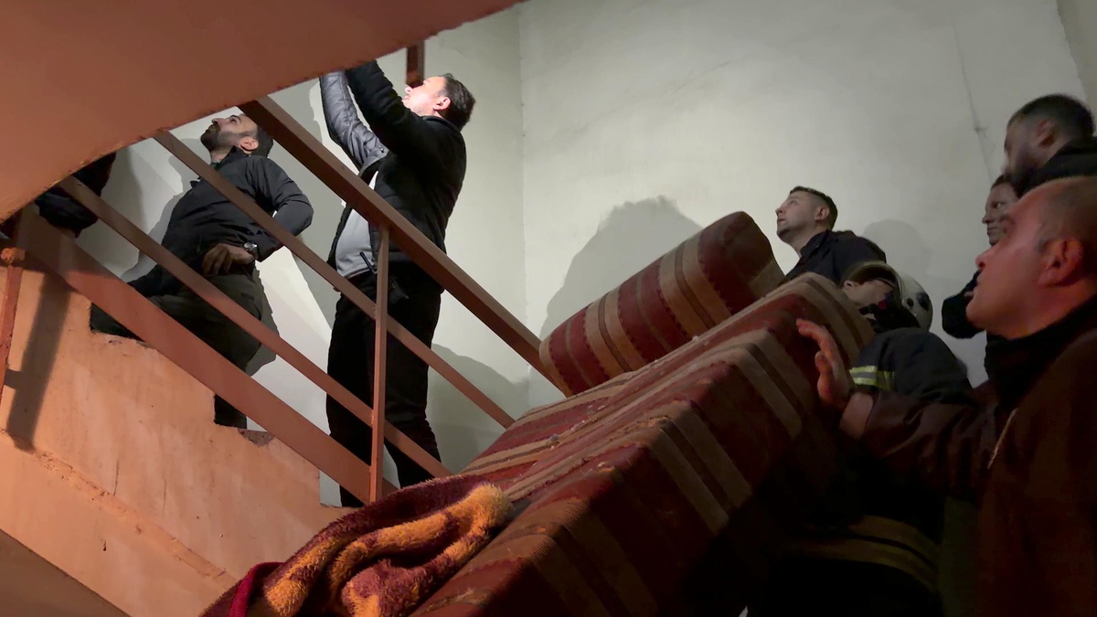 Erzurum\'da 2 yıl hapis cezası olan B.A., 1 saatlik ikna çabasıyla çatıdan indirildi