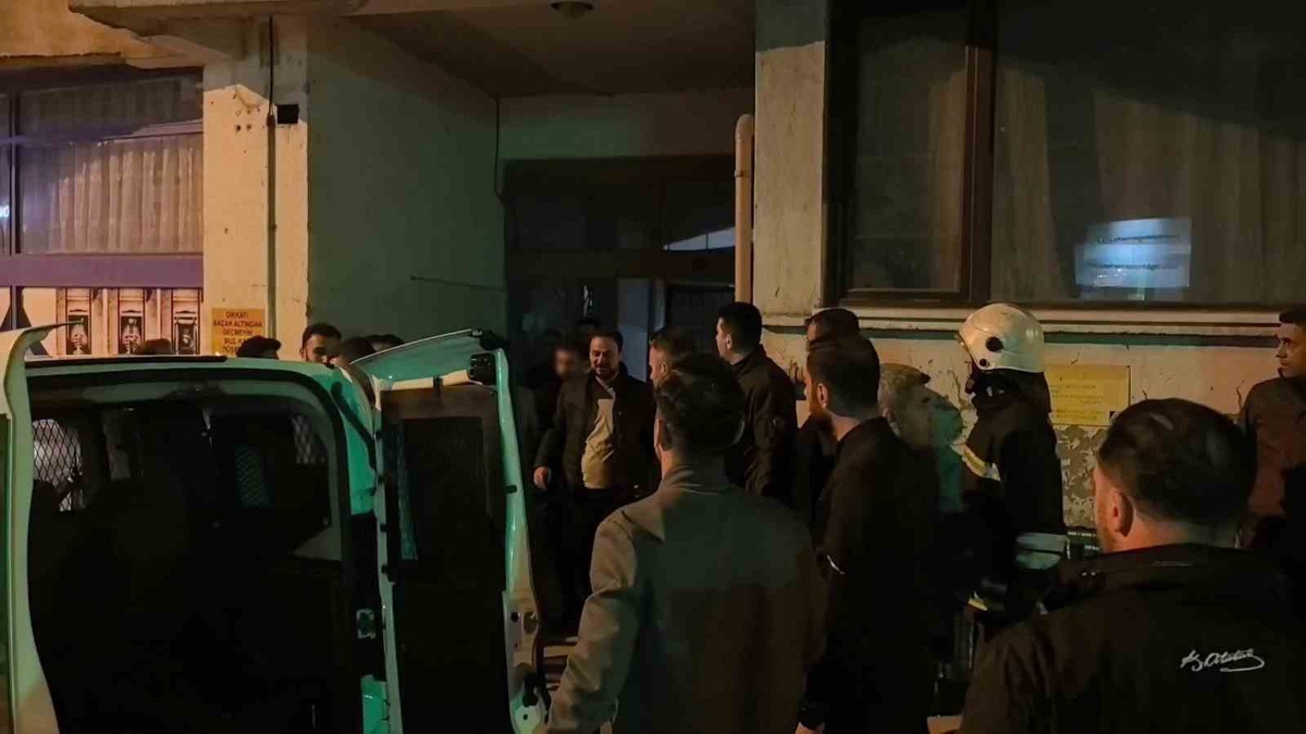 Erzurum Yakutiye\'de firari, eşinin iknasıyla çatıdan yaralı indirildi ve gözaltına alındı