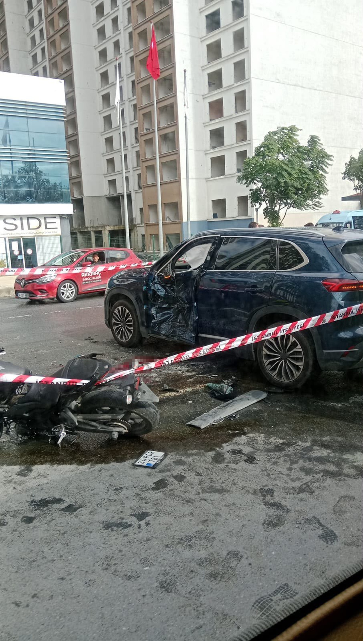 Esenyurt\'ta otomobille çarpışan motosikletin 19 yaşındaki sürücüsü hayatını kaybetti