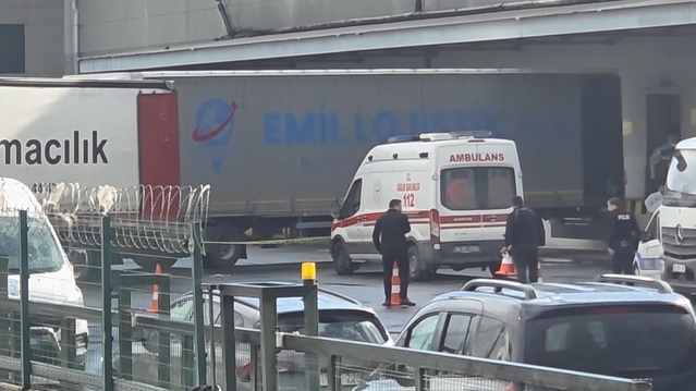 Esenyurt'ta geri manevra yapan TIR, 61 yaşındaki şoförü sıkıştırdı, şoför öldü