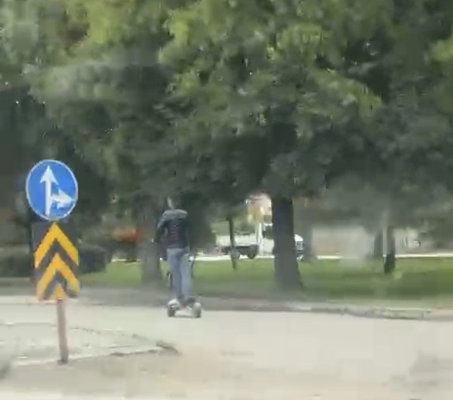 Eskişehir Tepebaşı'nda kasksız scooter sürücüsü araçların arasında hızla ilerledi