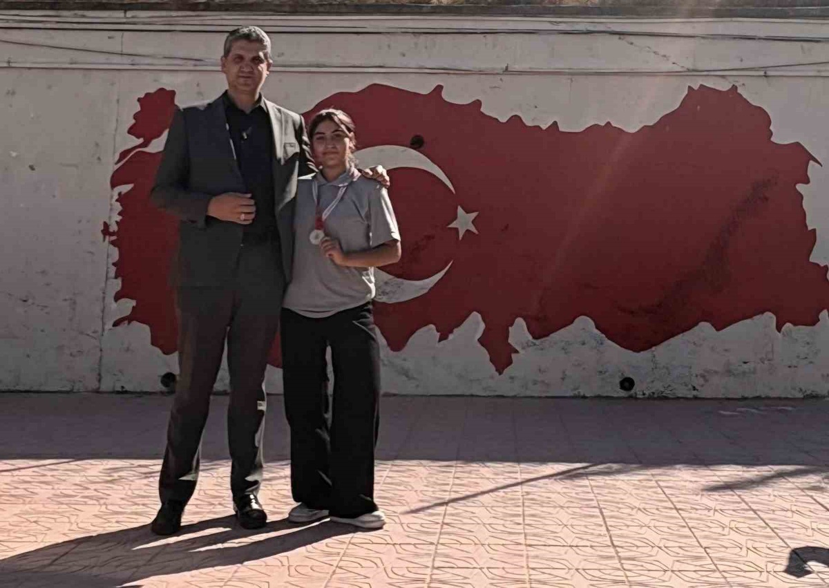 Ravza Nur Kaçan, Kick Boksta Türkiye birinciliğini okuluna kazandırdı