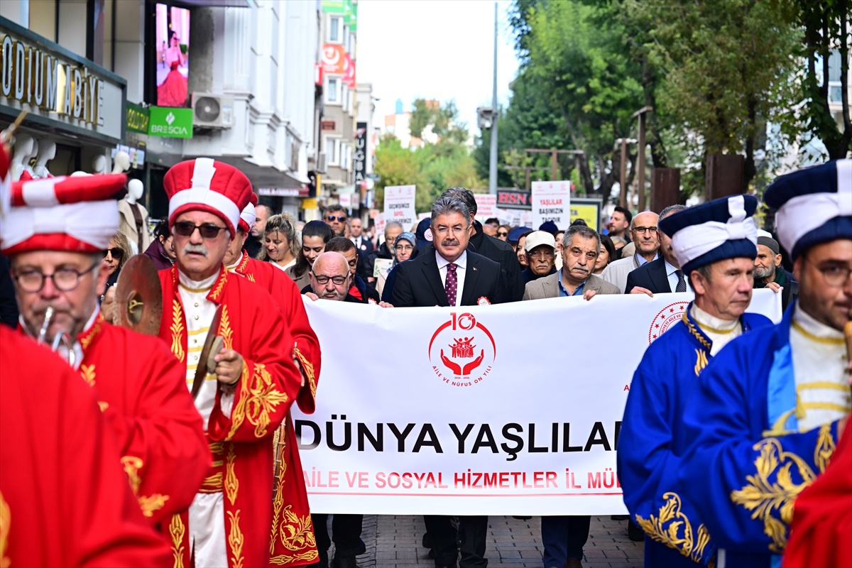 Eskişehir\'de 210 çocuk, genç ve yaşlı Dünya Yaşlılar Günü için yürüdü