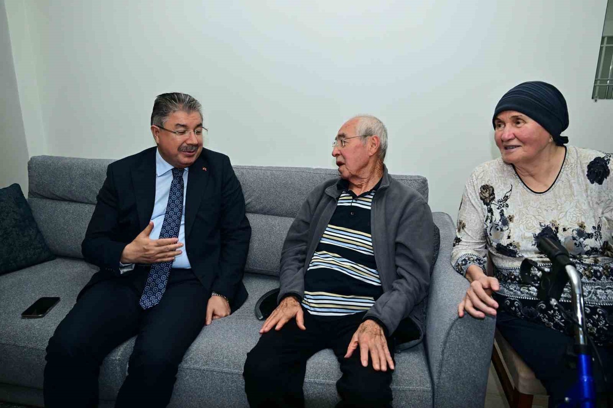 Eskişehir Valisi Yılmaz, Yaşlılar Günü\'nde Tepebaşı\'nda yaşlı vatandaşı ziyaret etti