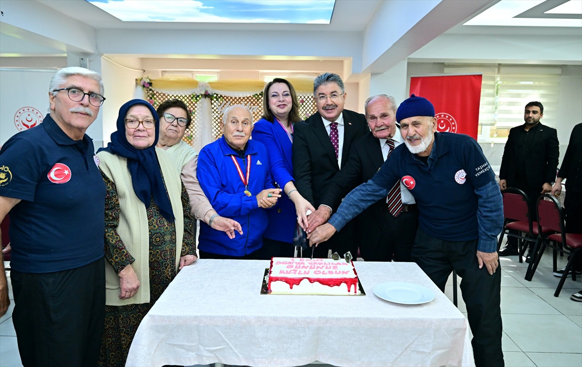 Eskişehir Valisi Yılmaz, huzurevi sakinlerine \'Sizleri çok seviyoruz\' dedi