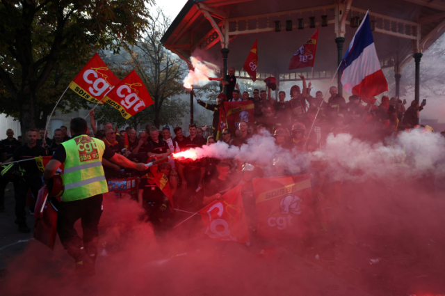 Fransa'da şiddet olaylarının da yaşandığı lise eylemleri yayılıyor