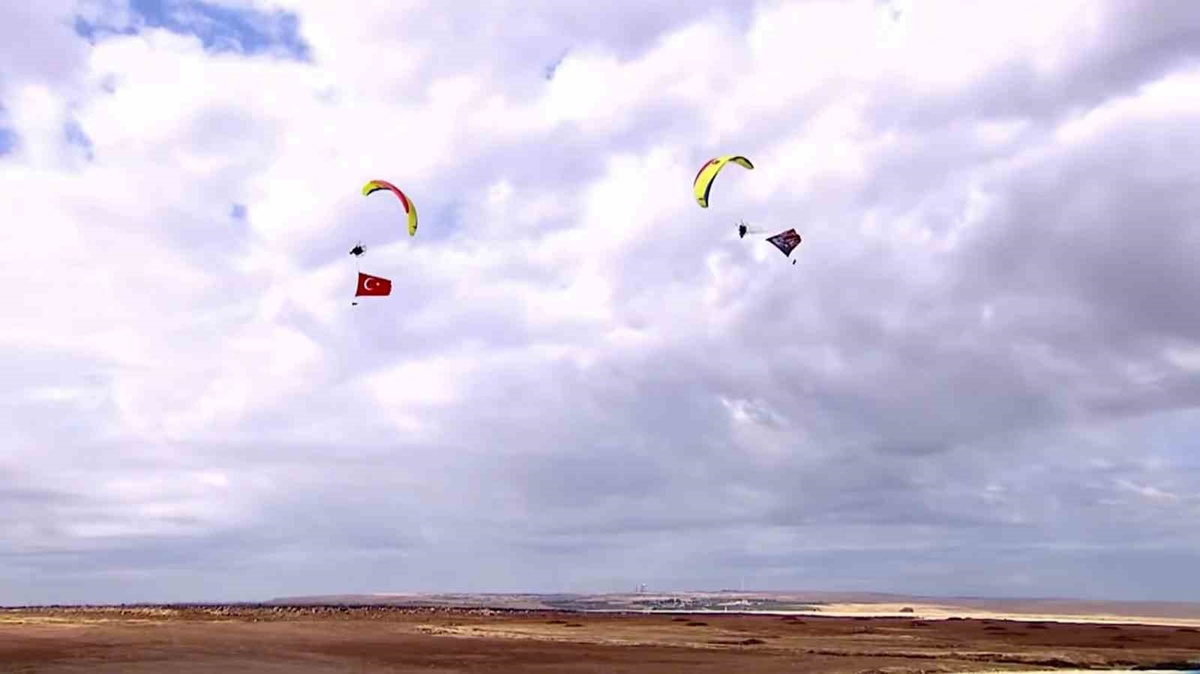 Şanlıurfa\'da TEKNOFEST Güneydoğu\'da ikinci gün paramotor uçuşunu binlerce kişi izledi