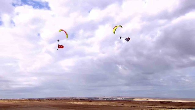 Şanlıurfa'da TEKNOFEST Güneydoğu'da ikinci gün paramotor uçuşunu binlerce kişi izledi