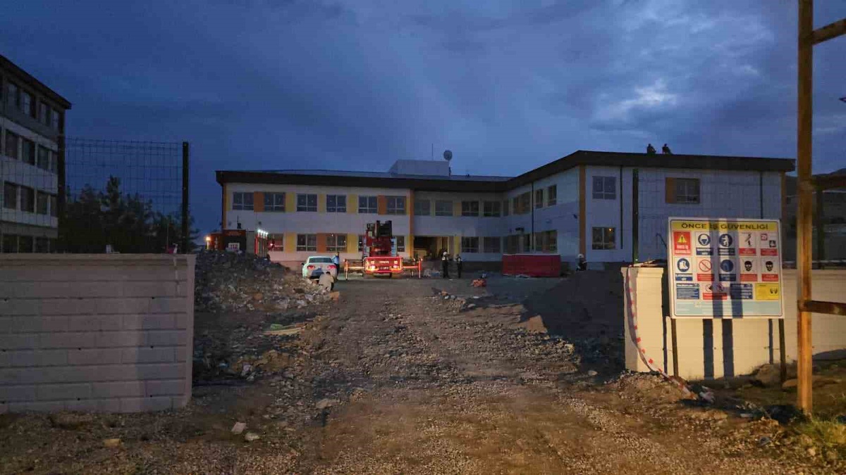 Gaziantep İslahiye\'de 4 işçi, alacak iddiasıyla okul çatısında eylemi sürdürüyor