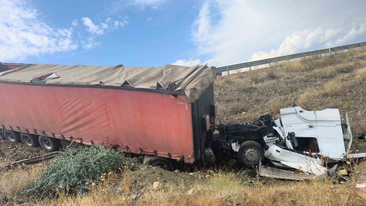 Gaziantep İslahiye\'de kaygan yolda tır şarampole uçtu, sürücü güçlükle kurtarıldı
