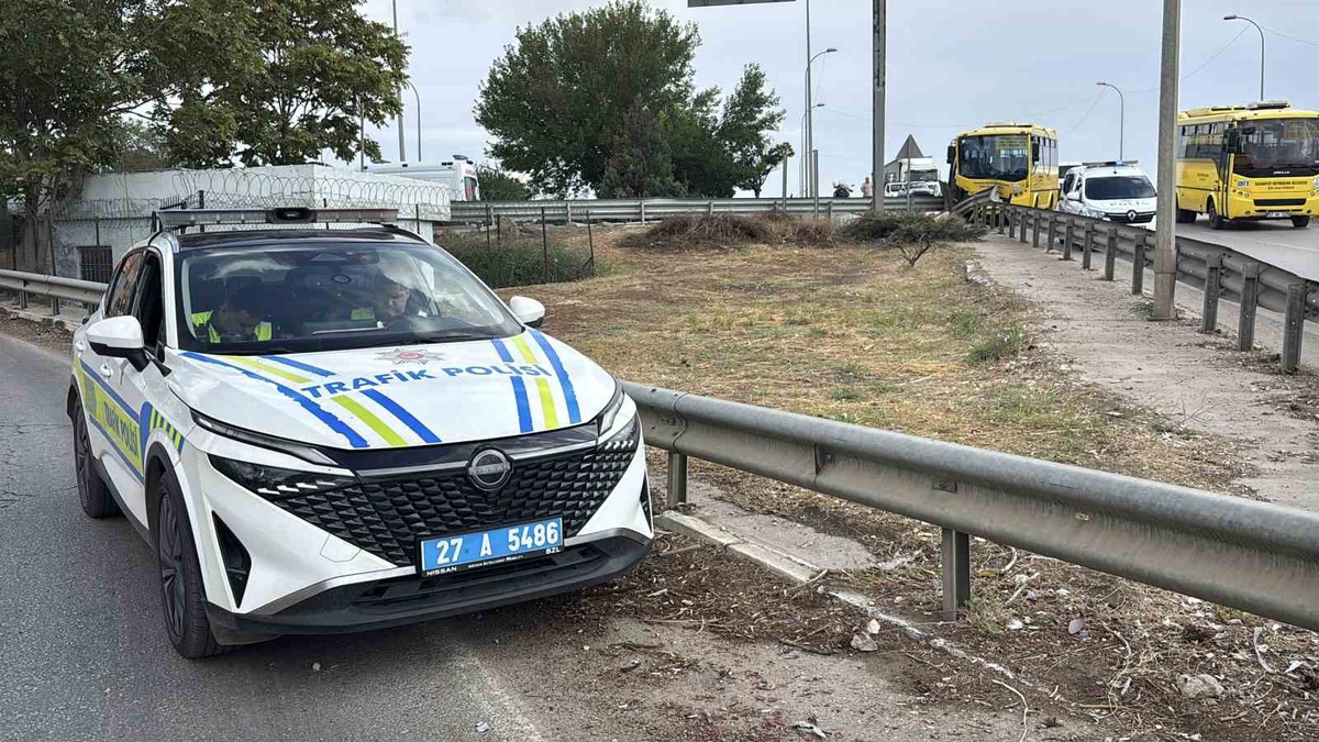 Gaziantep’te halk otobüsü demir bariyerlere çarptı: 9 yaralı