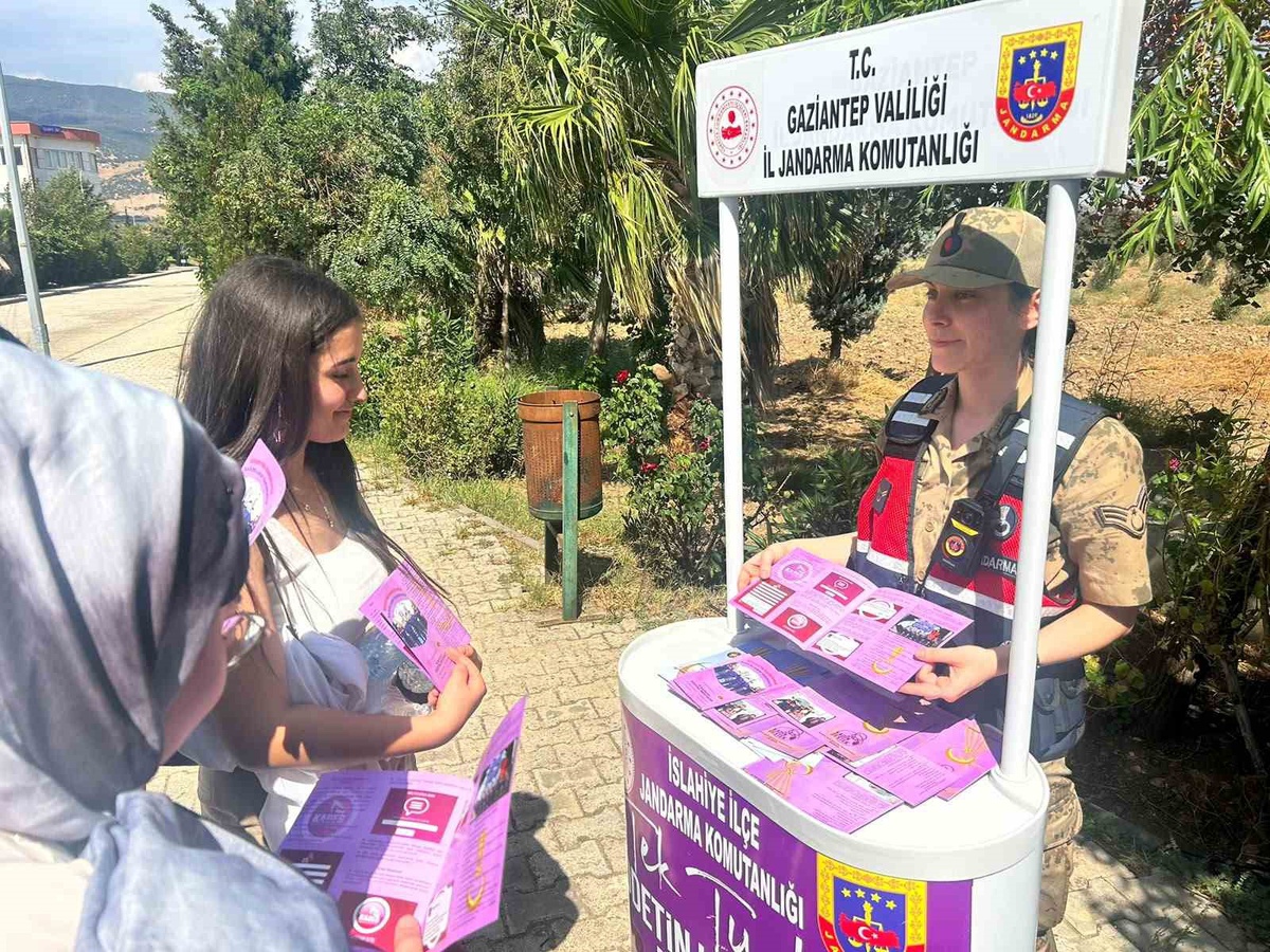 Gaziantep jandarması, İslahiye\'de 213 öğrenciye KADES ve terör bilgilendirmesi yaptı