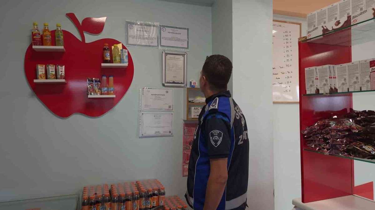 Gebze Belediyesi zabıtası okul kantinlerinde hijyen, etiket ve tarih kontrolü yaptı