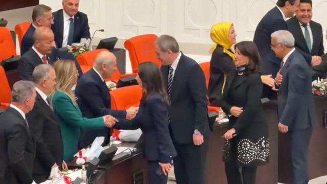 Genel Kurul'da dikkat çeken anlar! DEM Partili vekiller tokalaşmak için sıraya girdi