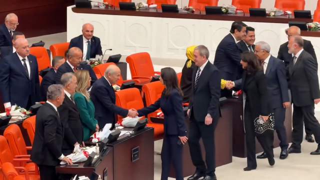 Genel Kurul'da dikkat çeken anlar! DEM Partili vekiller tokalaşmak için sıraya girdi
