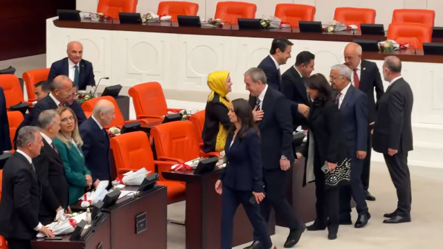 Genel Kurul'da dikkat çeken anlar! DEM Partili vekiller tokalaşmak için sıraya girdi