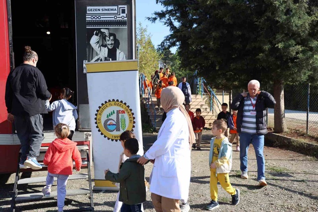 Düzce'ye gelen Gezen Sinema Tırı, Kaynaşlı'da köy okulu öğrencilerine film izletti