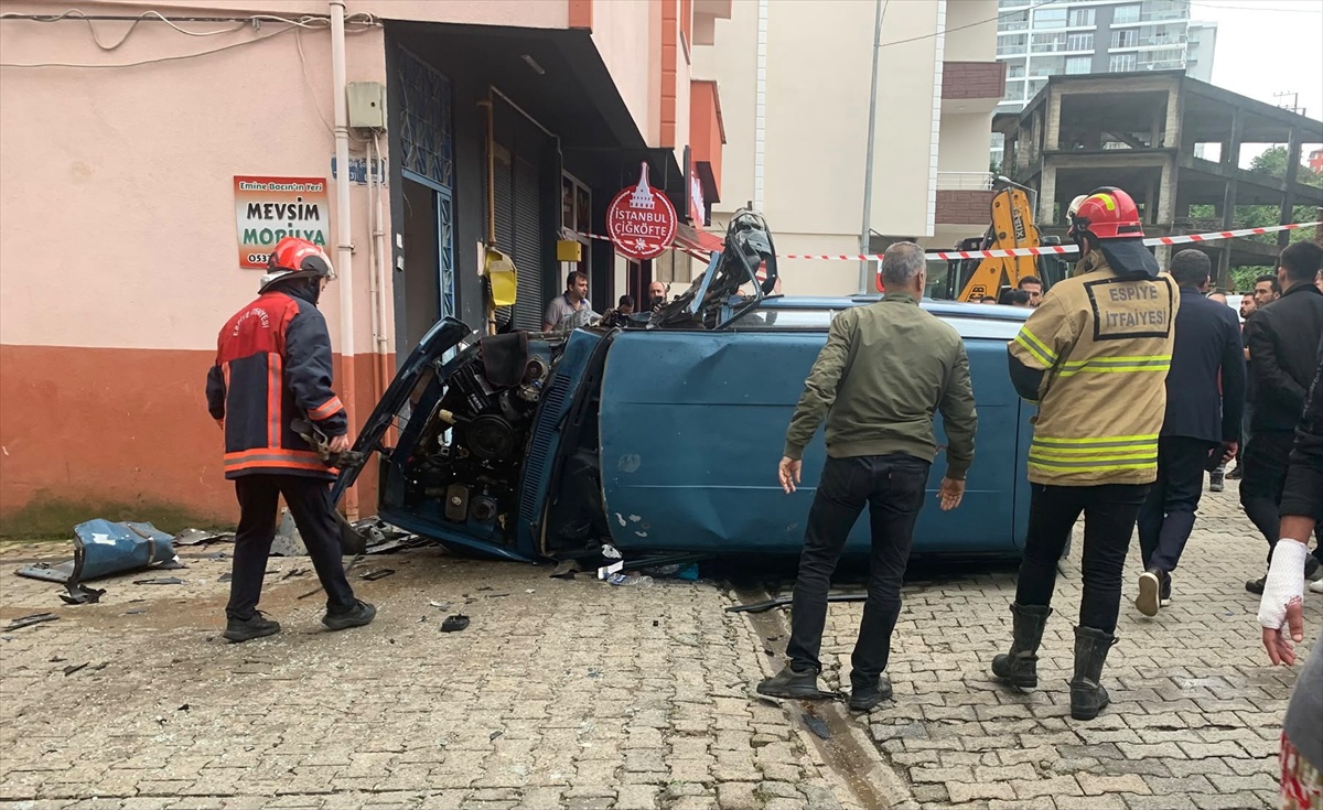 Giresun Espiye\'de binaya çarparak devrilen otomobilin sürücüsü yaralandı