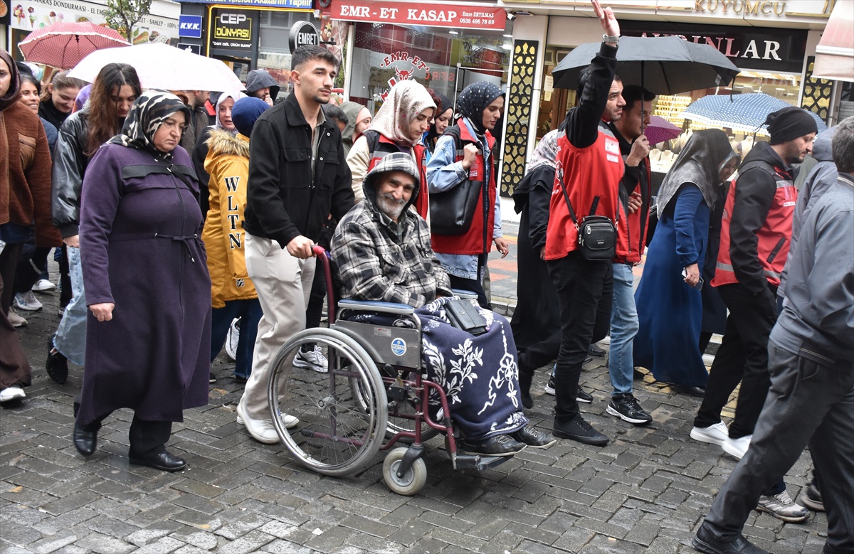 Gümüşhane\'de Dünya Yaşlılar Günü yürüyüşü belediye önünden Atatürk Parkı\'na ulaştı