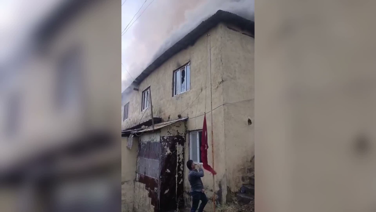 Hakkari Yüksekova\'da okul yangınında köy sakini bayrağı kurtarmak için direğe koştu