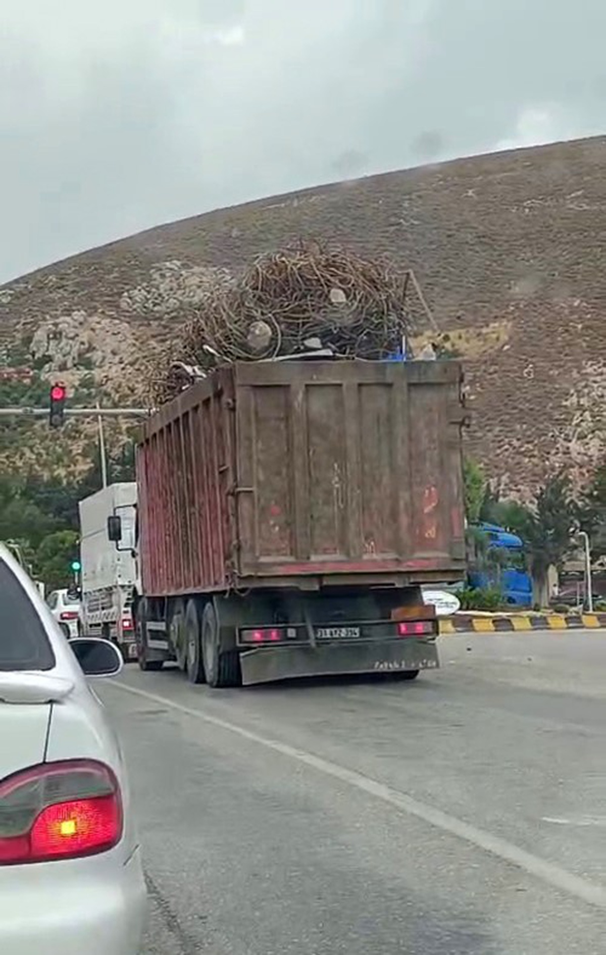 Hatay\'da dorseden taşan hurda demir yüzünden tır sürücüsüne 3 bin TL ceza verildi