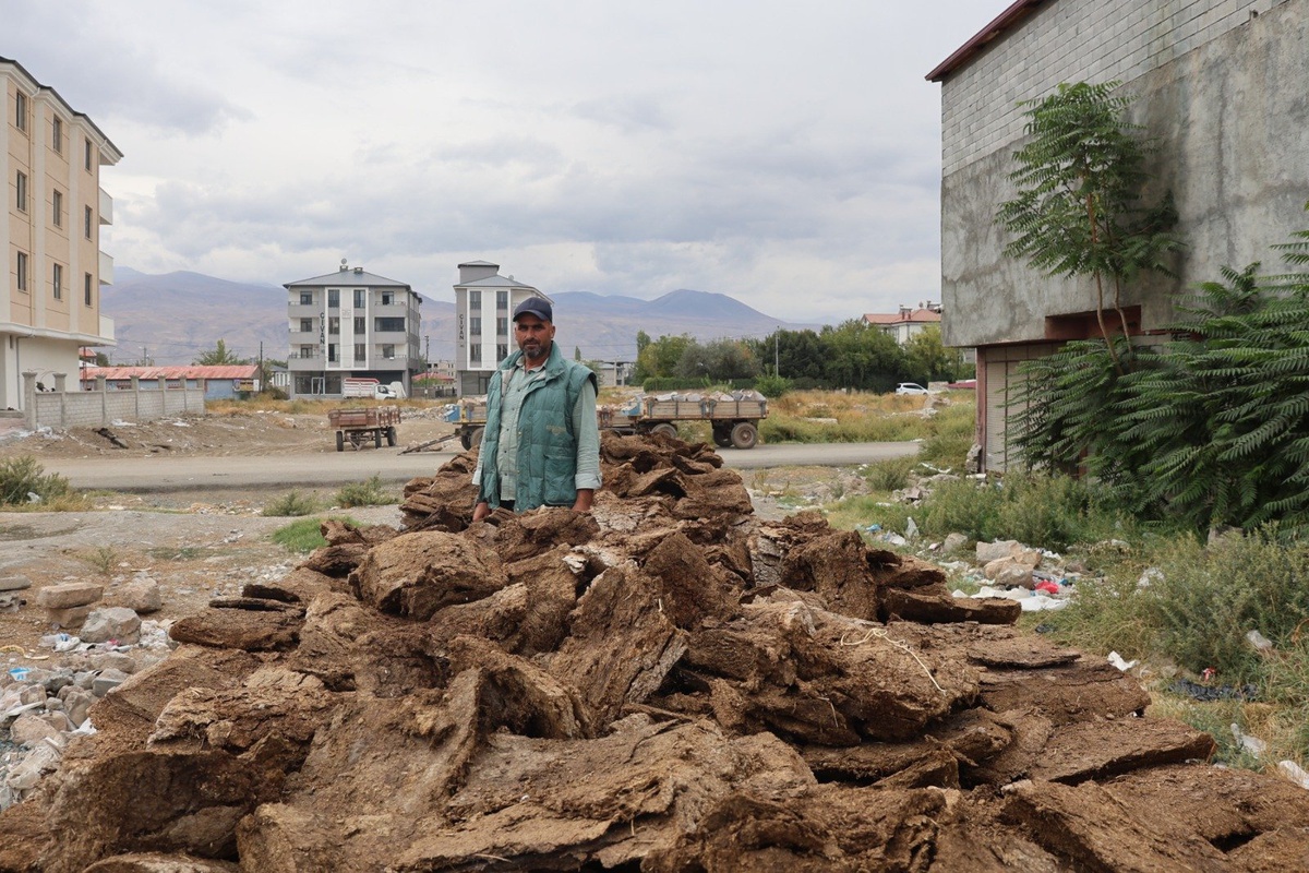 Iğdır\'da tandır için tezekler satışa çıkarıldı, kamyonet dolusu yaklaşık 7 bin TL
