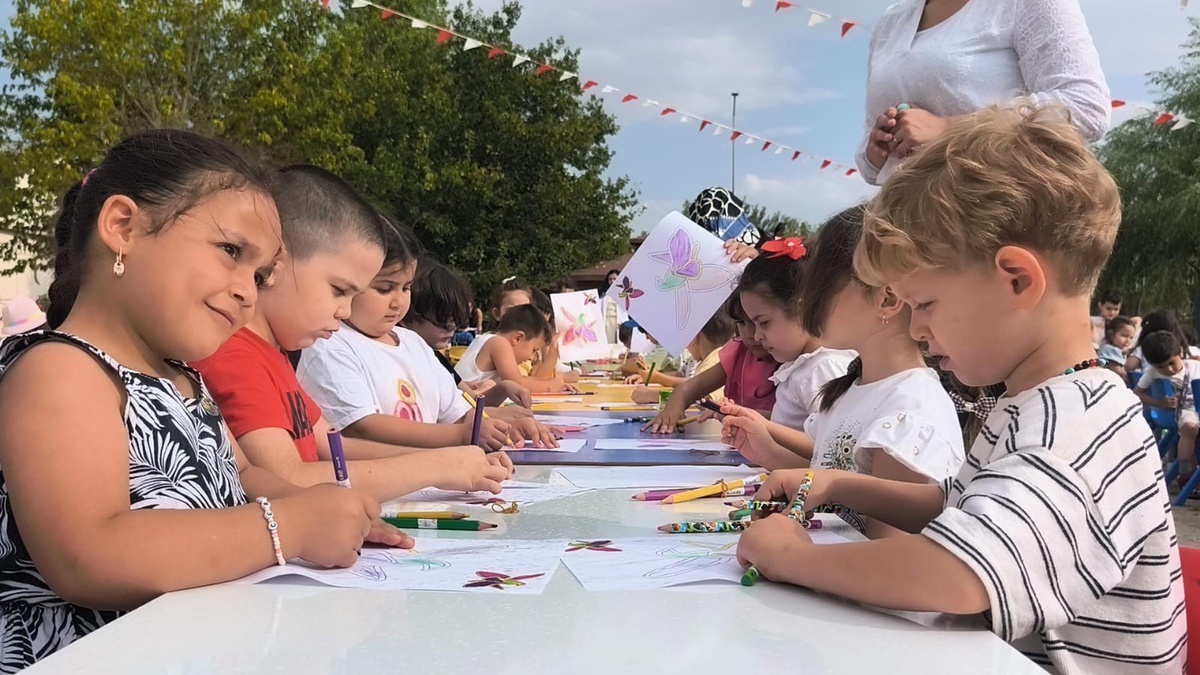 Iğdır\'daki Şuşa Anaokulu\'nda Karabağ Zaferi\'nin simgesi Har-ı Bülbül boyandı