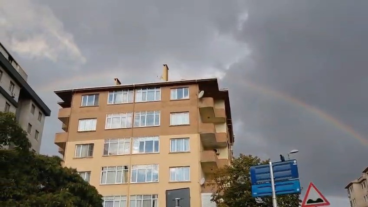 İstanbul Ataşehir\'de gece aralıklarla süren yağışın ardından sabah gökkuşağı oluştu