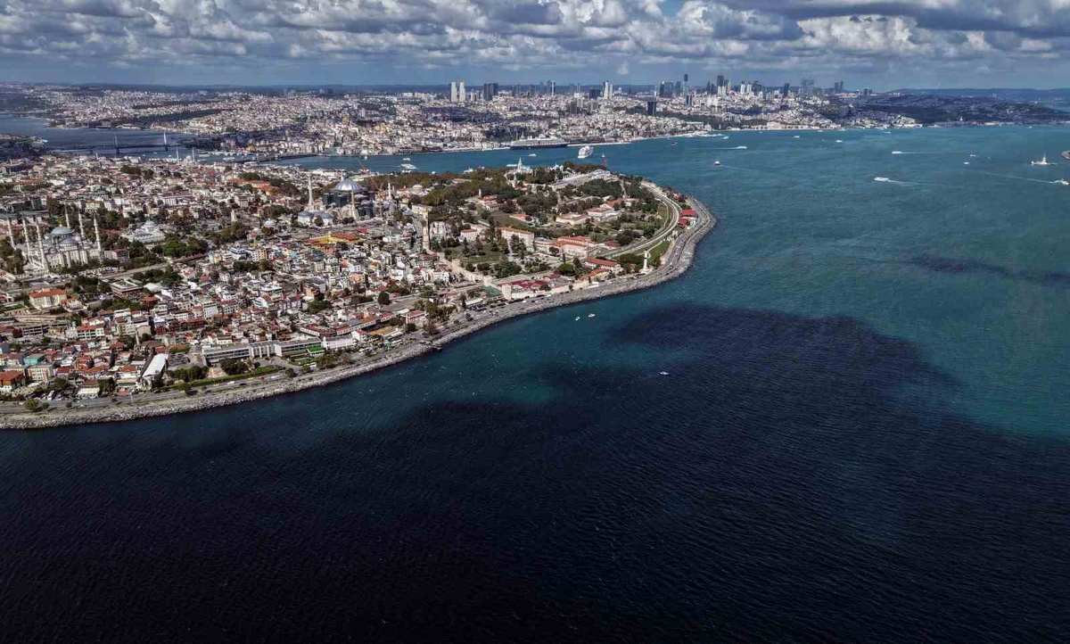 İstanbul Boğazı\'nda yağışların ardından yaşanan alg patlaması suyu turkuaza çevirdi