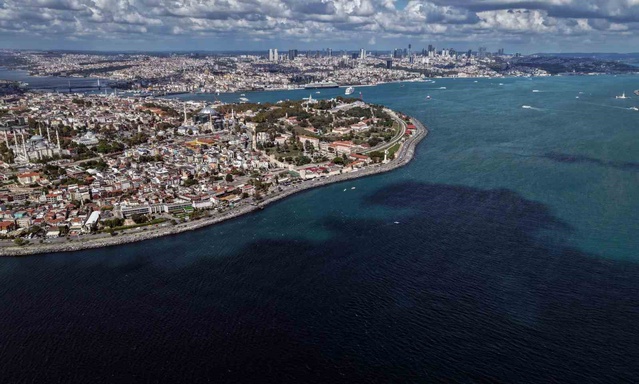 İstanbul Boğazı'nda yağışların ardından yaşanan alg patlaması suyu turkuaza çevirdi