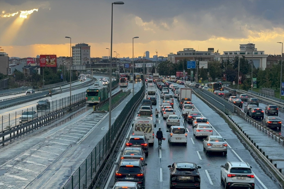 İstanbul\'da akşam saatlerinde trafik yoğunluğu yüzde 81\'e çıktı