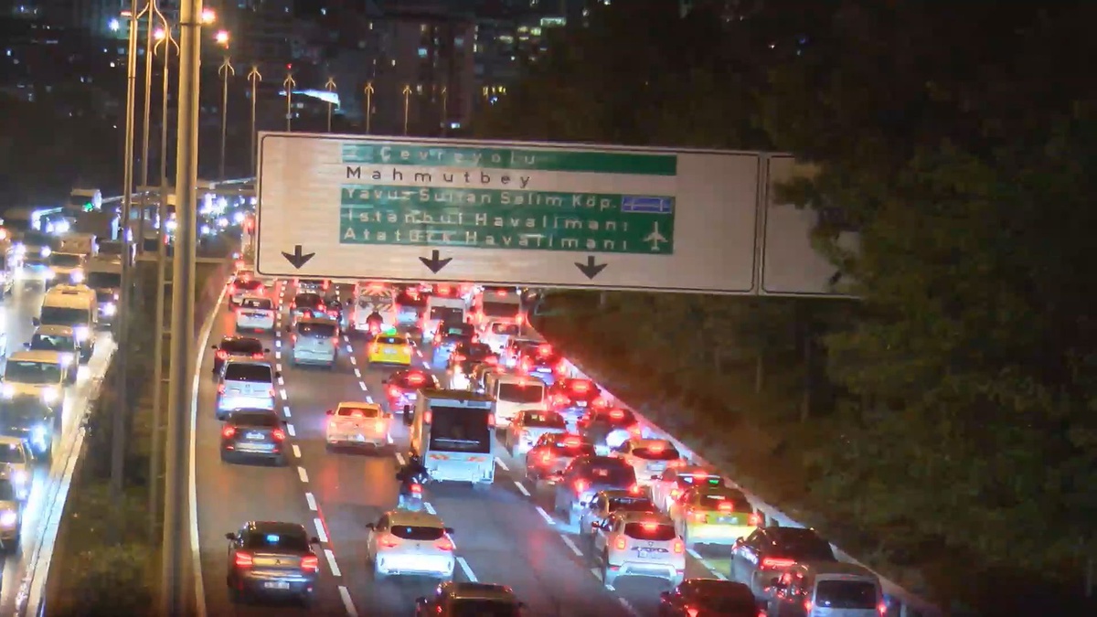 İstanbul\'da yağış akşam trafiğini etkiledi, yoğunluk yüzde 89\'a ulaştı