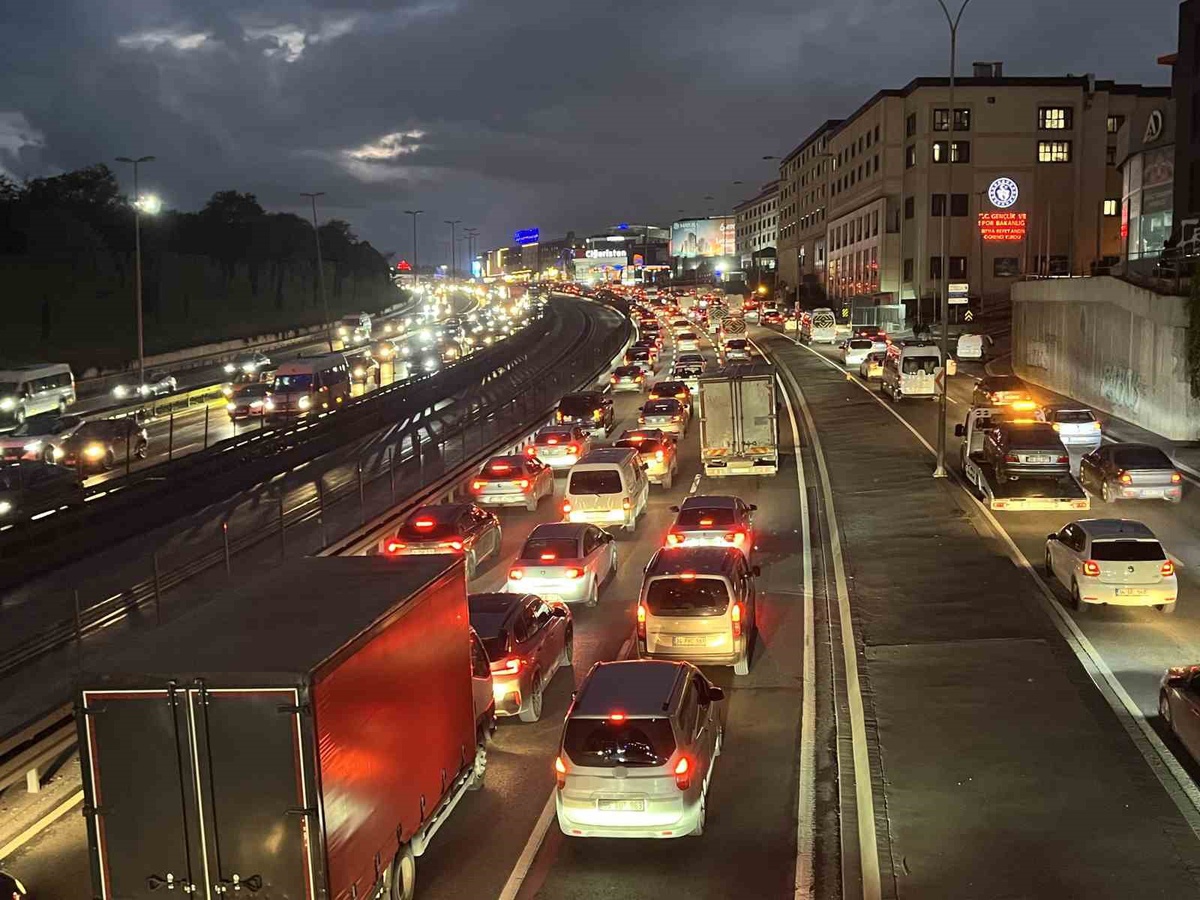 İstanbul'da E-5'teki yol çalışması trafiği felç etti, yoğunluk yüzde 87 oldu
