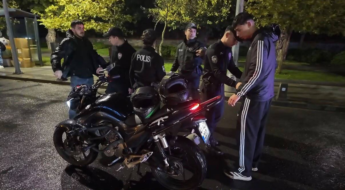 İstanbul Emniyeti \'Huzur İstanbul\' denetiminde Üsküdar\'da araçları arayıp GBT yaptı