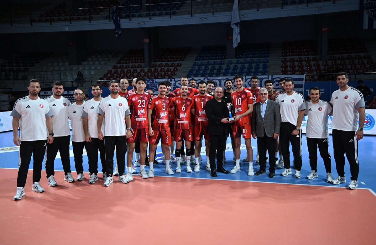 İzmir\'de 3 gün süren TÜGİAD Ege Voleybol Turnuvası\'nda kupa Ziraat Bankkart\'ın oldu
