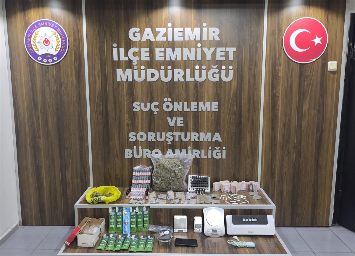 İzmir Gaziemir\'de operasyonda 2 şüpheli gözaltına alındı, 939,40 gram esrar ele geçirildi