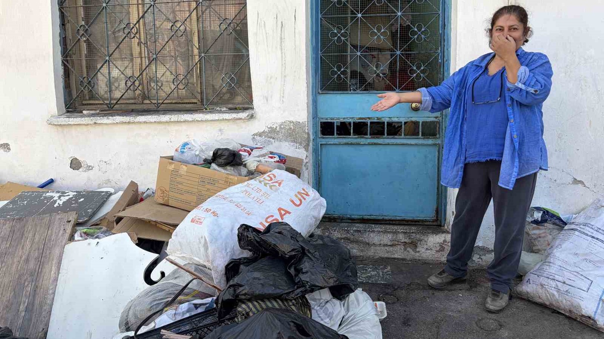 İzmir Konak\'ta çöp evden yayılan koku ve haşere mahalleliyi isyana getirdi