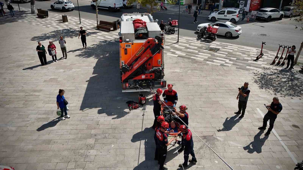 İZSU Buca Şube binasındaki yangın tatbikatında yaralı personel havai hatla kurtarıldı