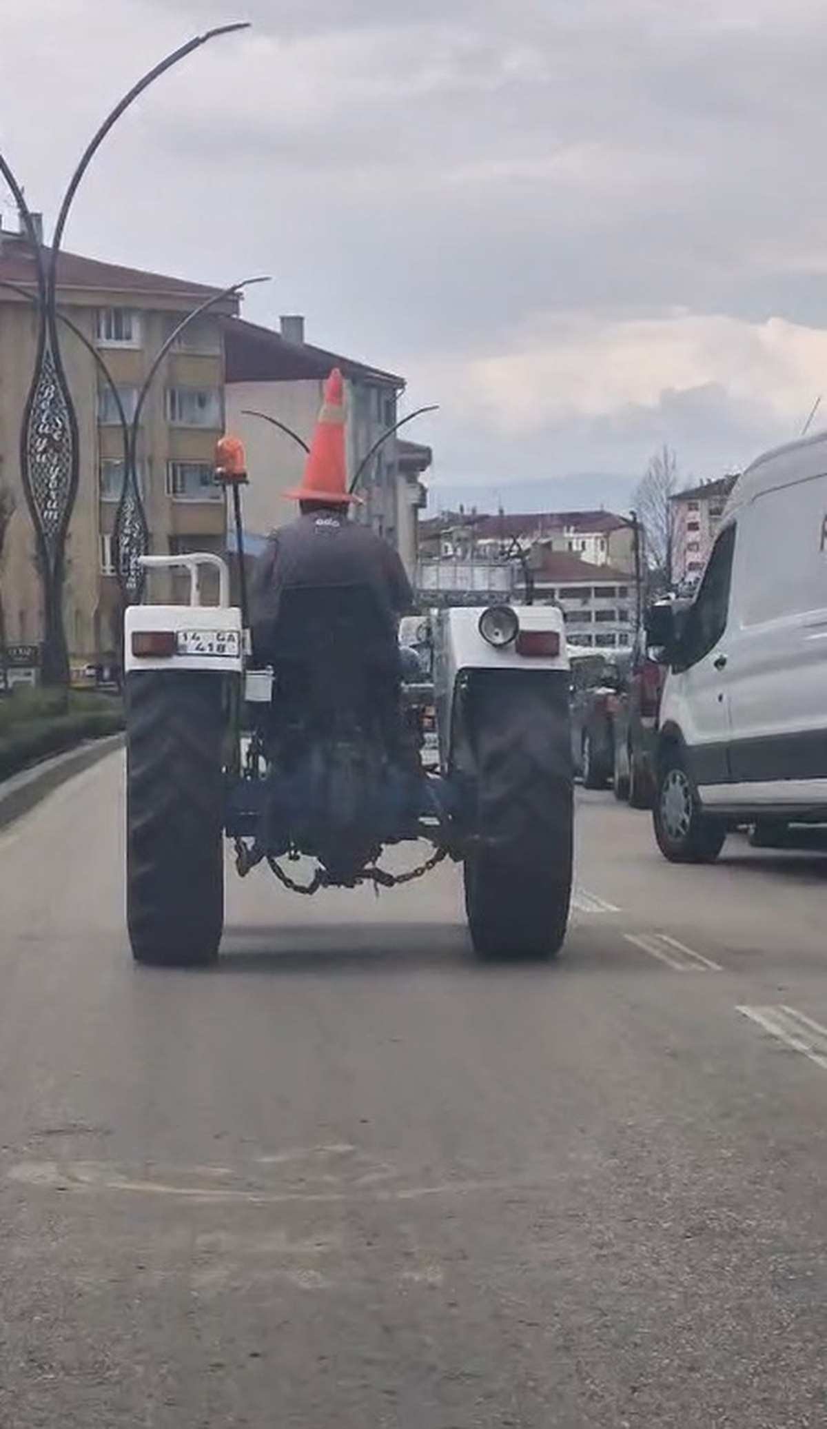 Bolu\'da kafasına trafik dubası takan traktör sürücüsü kent merkezinde dikkat çekti