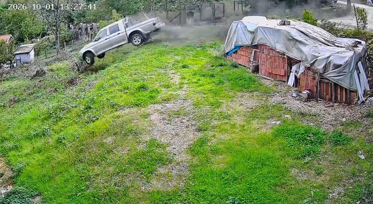 Yenice\'de park halindeki otomobile çarpan kamyonet evin bahçesine savruldu: 3 kadın kıl payı kurtuldu