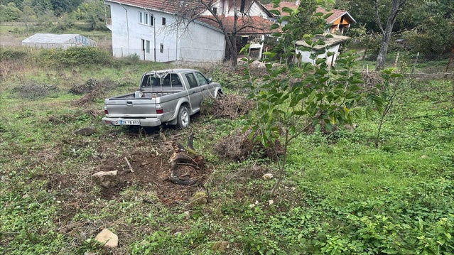 Karabük Yenice'de otomobile çarpan pikabın bahçeye girişi kamerada, 2 kişi yaralandı