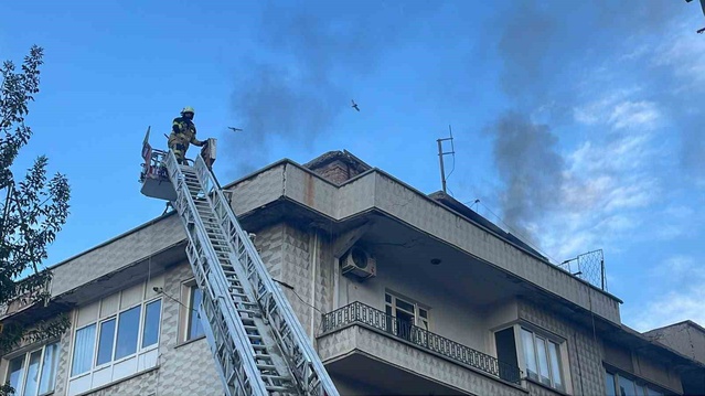 Karaman'da apartman çatısındaki yangın büyümeden söndürüldü, inceleme başlatıldı