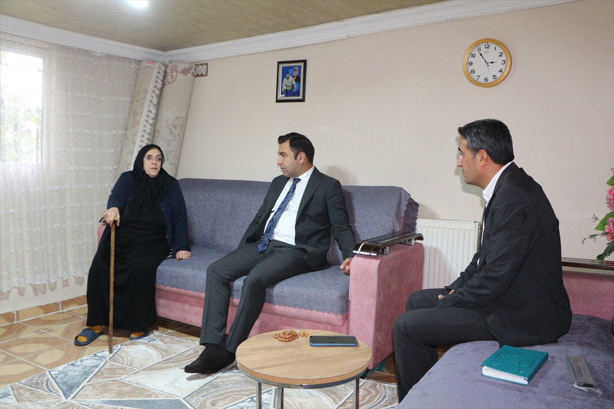 Karlıova Kaymakamı Bıçak, Yaşlılar Günü\'nde yaşlılara hediye verdi, ev ziyareti yaptı