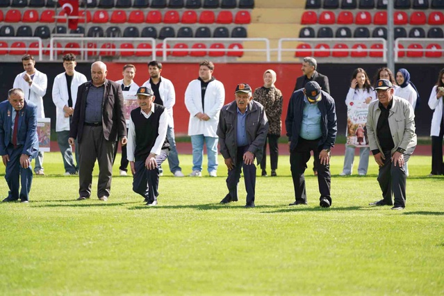 Kastamonu'da Dünya Yaşlılar Günü yürüyüşünde gençler ve yaşlılar bir araya geldi