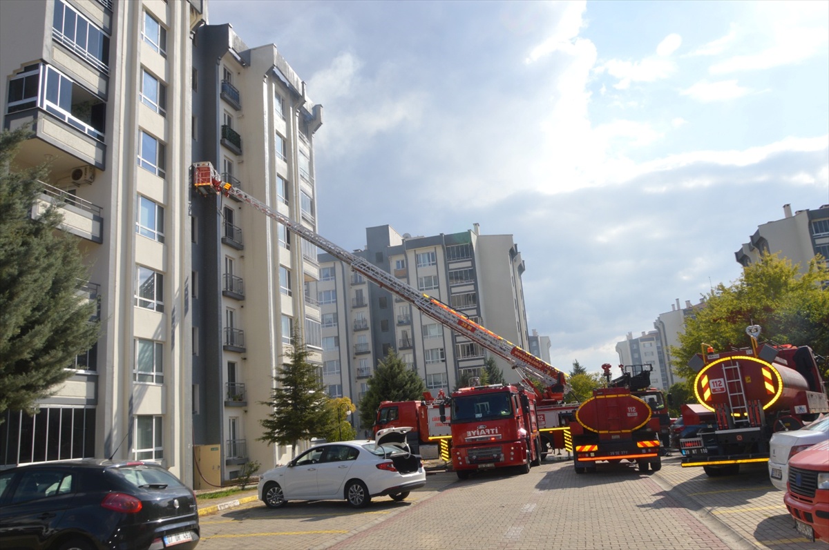 Kırklareli Lüleburgaz\'da 8 katlı apartmanın çatı katındaki yangında hasar oluştu