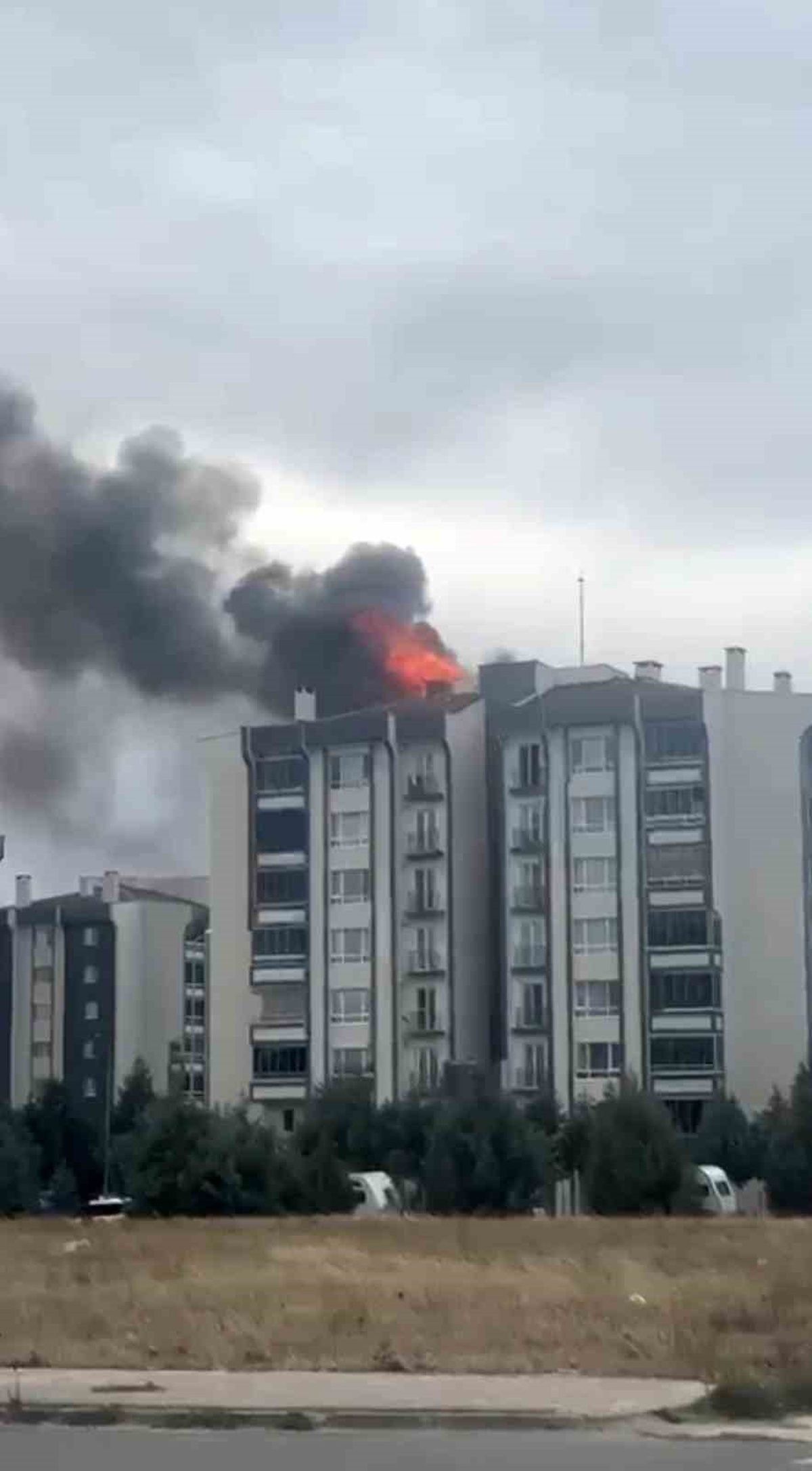 Kırklareli Lüleburgaz\'da toplu konutun çatısındaki yangın çevrede paniğe neden oldu