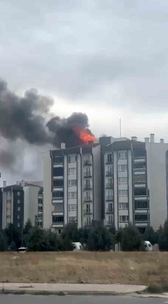 Kırklareli Lüleburgaz'da toplu konutun çatısındaki yangın çevrede paniğe neden oldu