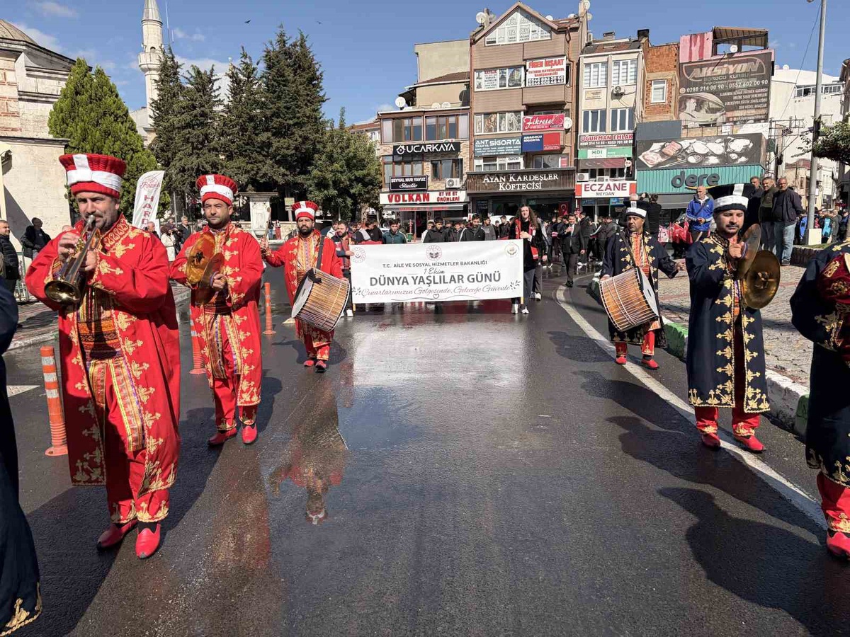 Kırklareli\'nde Dünya Yaşlılar Günü kortejinde Vali Turan da yer aldı